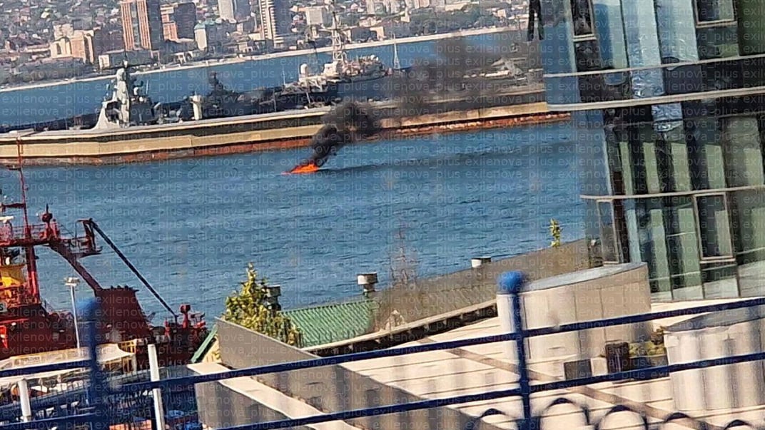 Морський дрон палає у порту Новоросійська