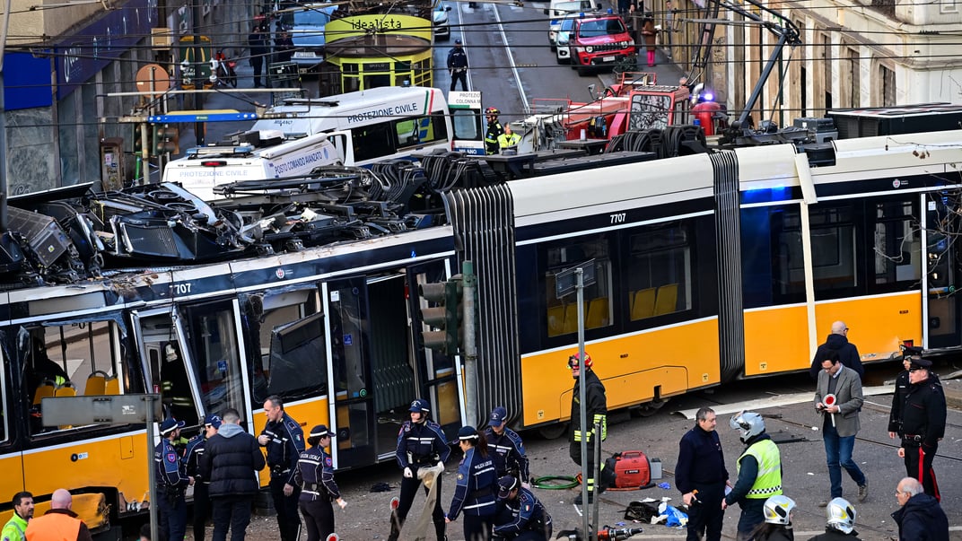 Трамвай, який зійшов з рейок і врізався у будівлю в Мілані, Італія, 27 лютого 2026 року
