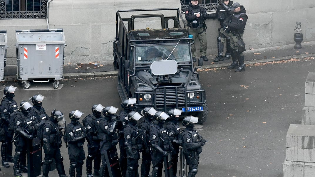 Авто поліції Сербії, оснащене пристроєм, що нагадує далекобійний акустичний пристрій LRAD 450, у Белграді, 15 березня 2025 року