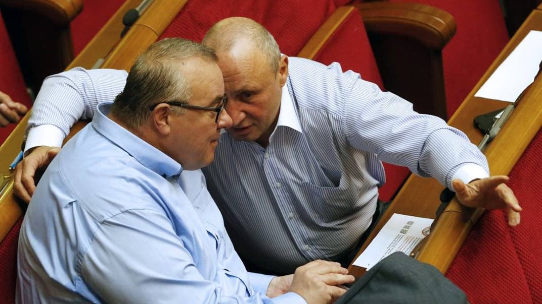 Народний депутат Станіслав Березкін (ліворуч) під час засідання Верховної Ради, Київ, 30 червня 2015 року