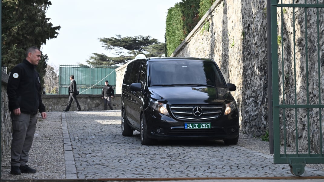 Машина з російською делегацією залишає місце зустрічі з представниками США у Стамбулі