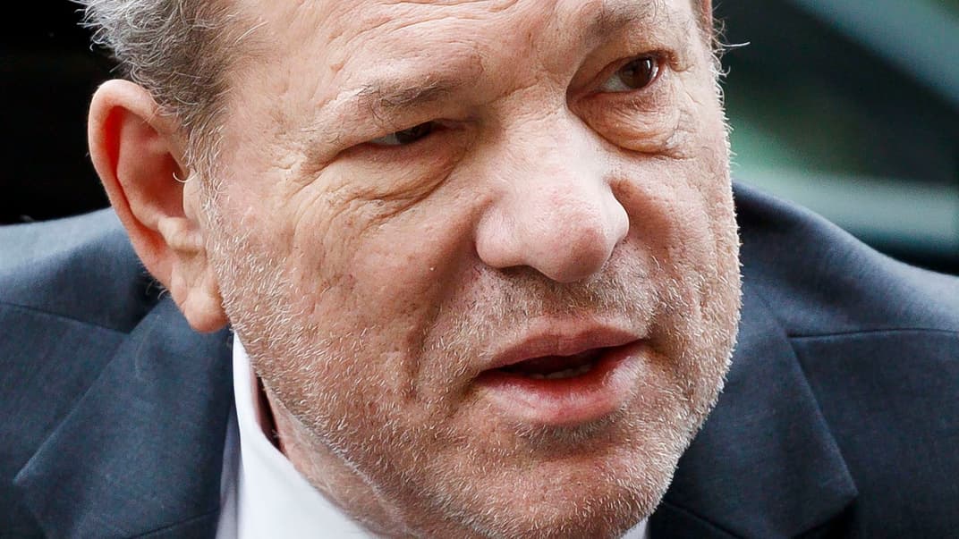 Кінопродюсер Харві Вайнштейн прибув на слухання Верховного суду штату Нью-Йорк, США, 20 лютого 2020 року. 11 березня Вайнштейна засудили до 23 років в’язниці у справі про сексуальне насильство. Під час засідання суду у першому ряду разом сиділи всі шість жінок, які дали свідчення про сексуальні злочини з боку Вайнштейна