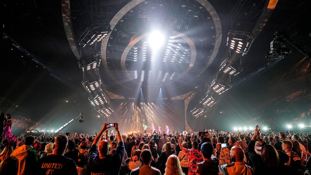 Ілюстративне фото. Шанувальники «Євробачення» дивляться генеральну репетицію першого півфіналу в Ліверпулі, 8 травня 2023 року