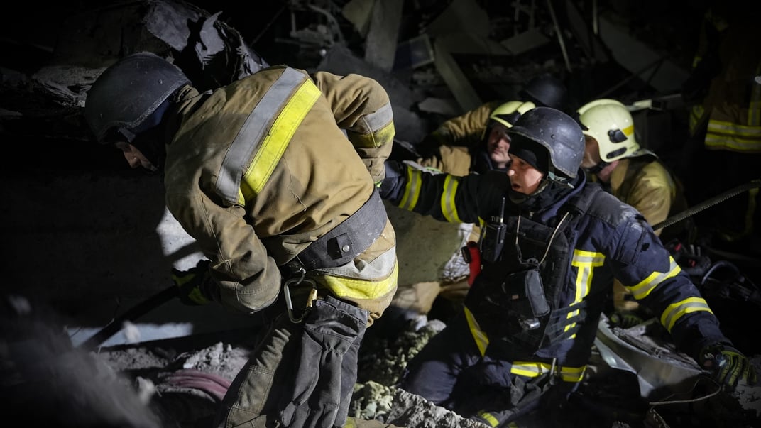 Спасатели работают на месте ракетного удара рф по Николаеву, 28 января 2025 года