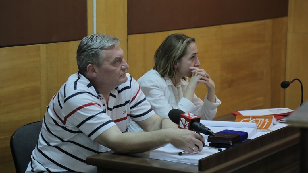 Заместитель министра по вопросам временно оккупированных территорий Юрий Грымчак (слева) на заседании суда, Чернигов, 16 августа 2019