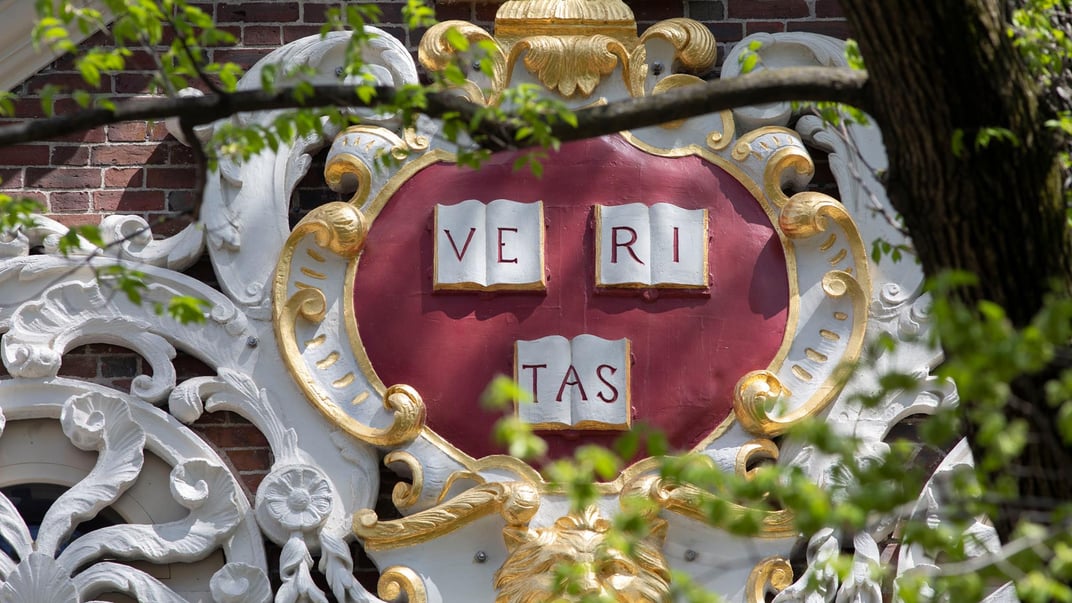 Герб Гарвардського університету