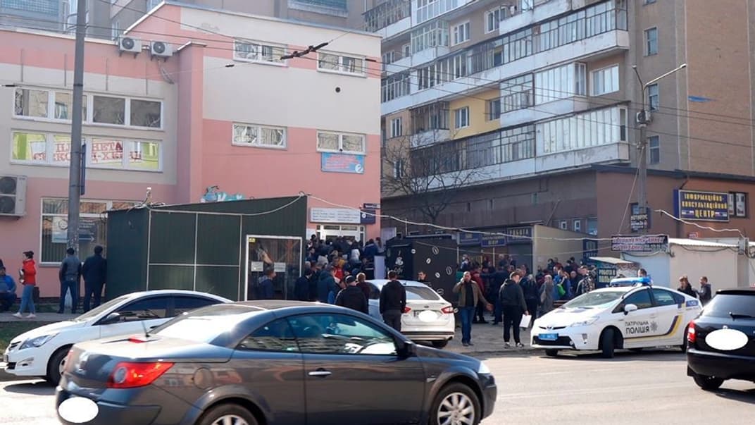 Черга до візового центру в Івано-Франківську під час карантину, 19 березня 2020 рік