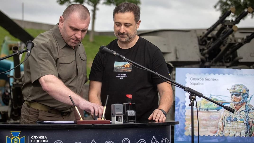 Голова СБУ Василь Малюк та гендиректор «Укрпошти» Ігор Смілянській на презентації нової поштової марки