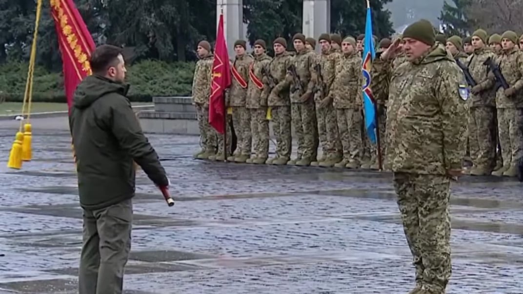 Командир 211 бригади Олег Побережнюк отримує бойовий прапор від президента України Володимира Зеленського