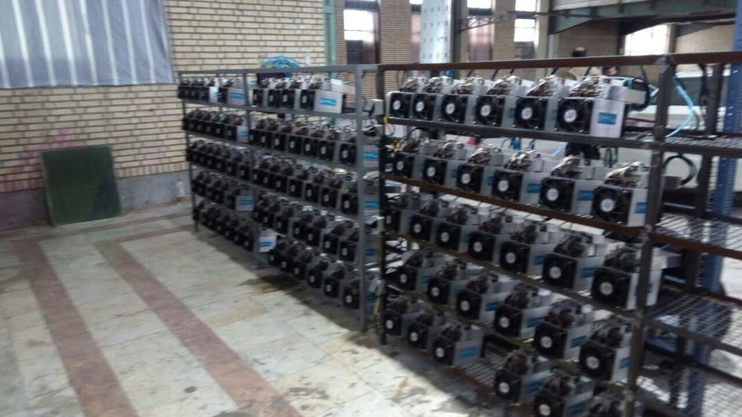 Установка для майнінгу криптовалюти, розташована, ймовірно, в одній з мечетей Ірану