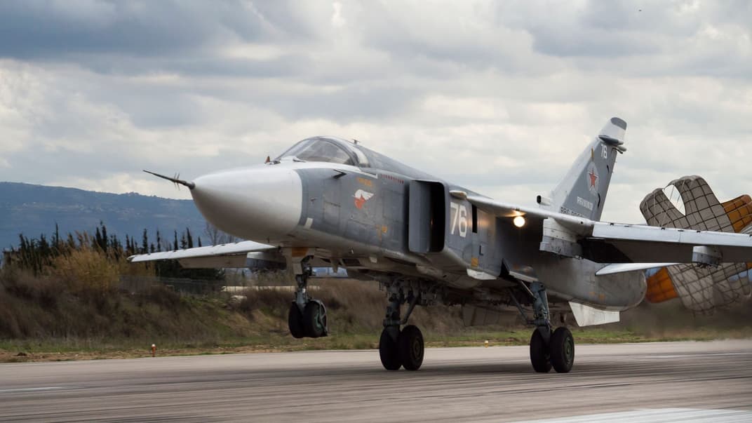 Иллюстративное фото. российский бомбардировщик Су-24 приземляется на авиабазе «Хмеймим» в Сирии, 20 января 2016 года