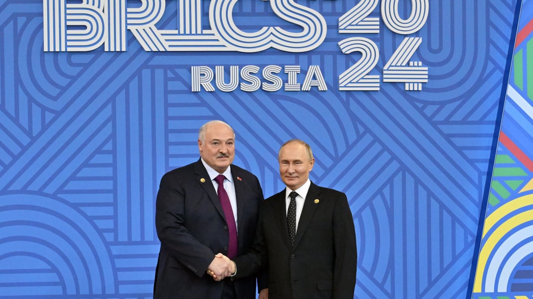 Самопроголошений президент Олександр Лукашенко під час зустрічі з російським лідером володимиром путіним Самопроголошений президент Олександр Лукашенко під час зустрічі з російським лідером володимиром путіним