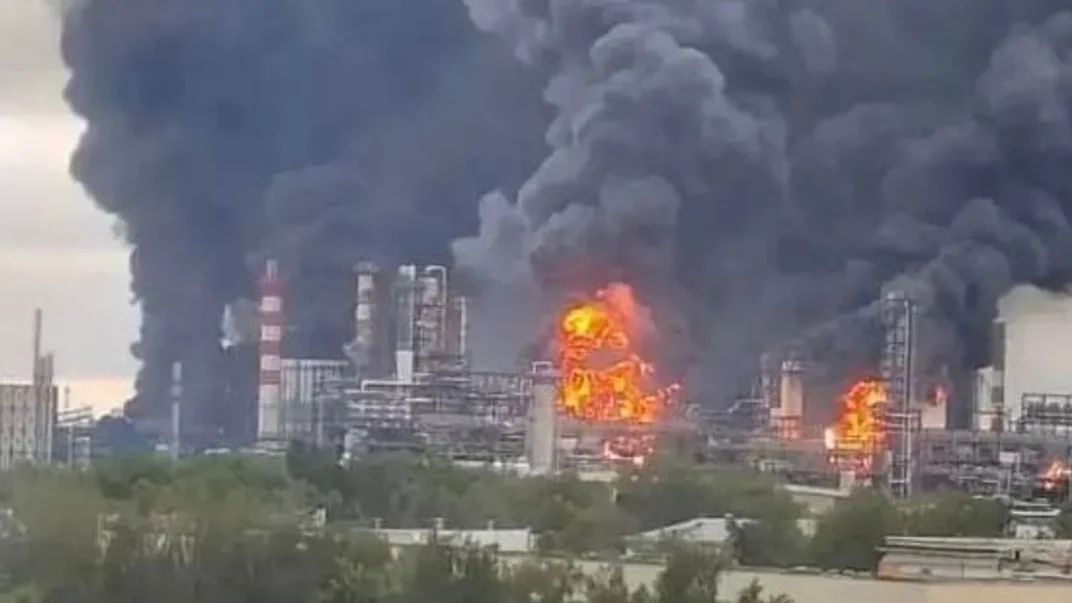 Ілюстративне фото. Пожежа на Московському НПЗ після атаки українських дронів 18 червня