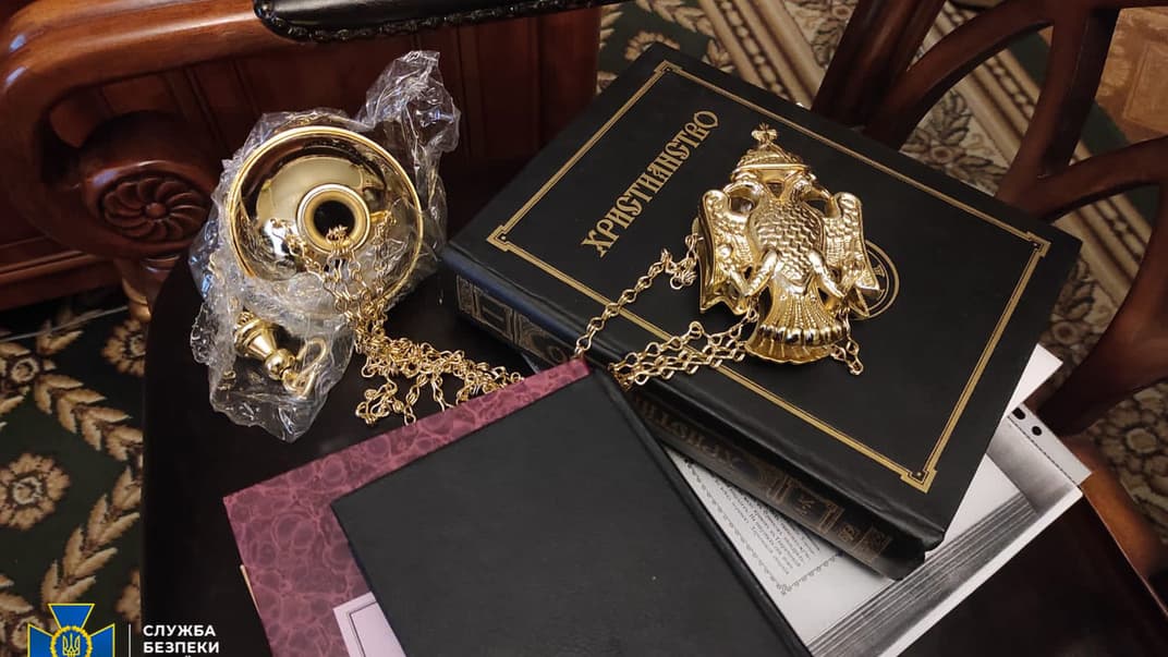 Герб, який знайшли у приміщенні УПЦ МП