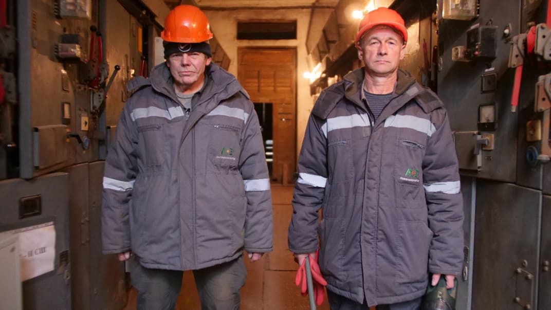 Электромонтеры «Львовоблэнерго» в распределительном пункте вручную отключают часть жилых домов, находящихся на одной линии с критической инфраструктурой