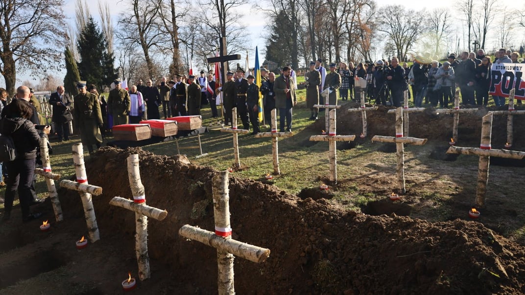 У Мостиськах перепоховали ексгумовані у Львові останки польських солдатів