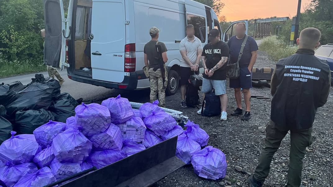 Двух «пассажиров» и 20 тысяч пачек сигарет «зашили» в микроавтобус