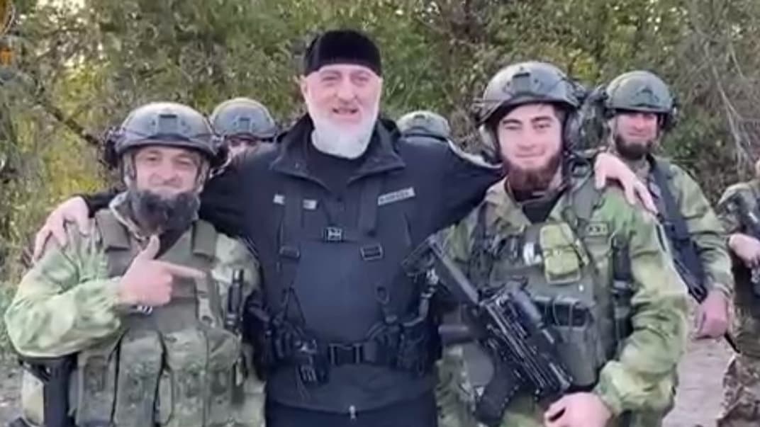 Адам Делихманов (в центре) с «кадыровцами»