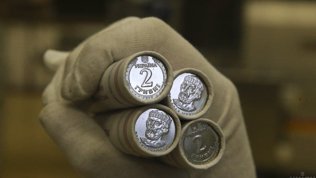 Монеты номиналом в 2 гривны в цехе оборотных монет на Монетном дворе, в Киеве, 12 апреля 2018 года