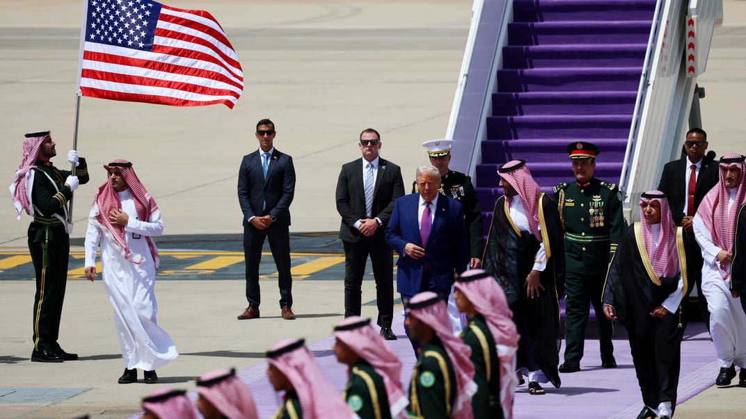 Президент США Дональд Трамп та кронпринц Саудівської Аравії Мухаммед бін Салман в Міжнародному аеропорту імені короля Халіда в Ер-Ріяді, Саудівська Аравія, 13 травня 2025 року