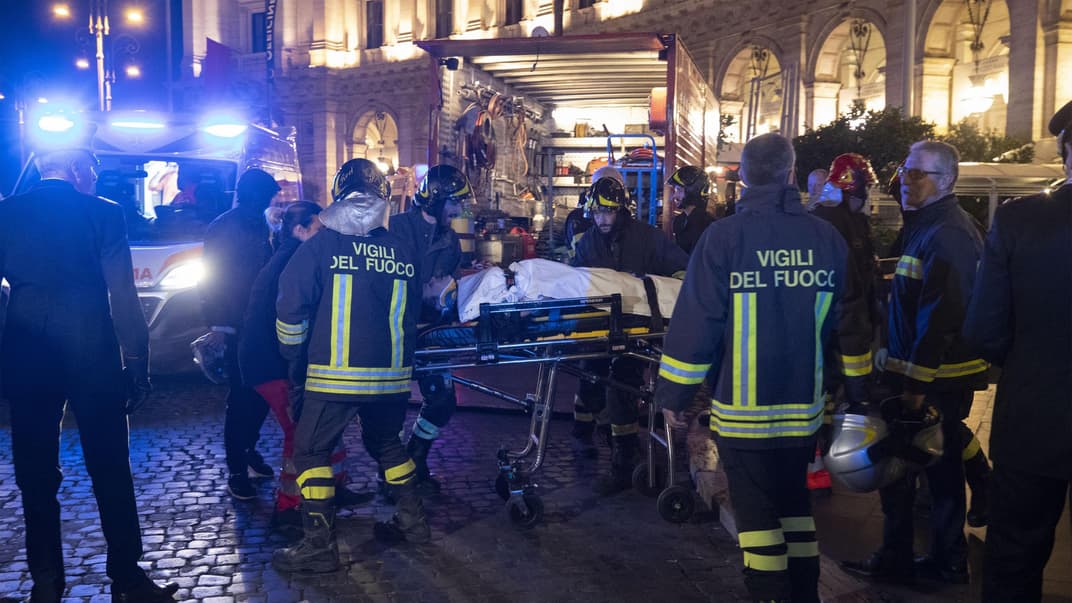 Постраждалого евакуюють до лікарні після аварії ескалатора в метро Рима