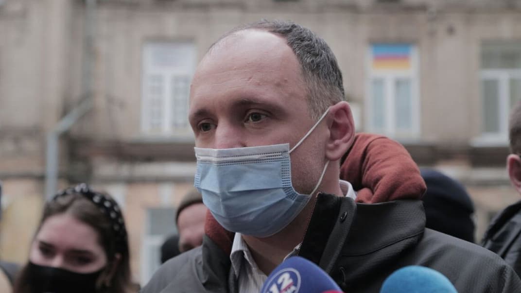 Заместитель руководителя Офиса президента Олег Татаров под зданием ВАКС, 30 декабря 2020 года