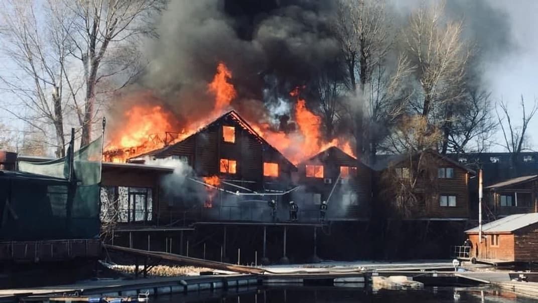В Киеве произошел пожар на Броварском проспекте. Для тушения огня привлекли почти 30 чрезвычайников