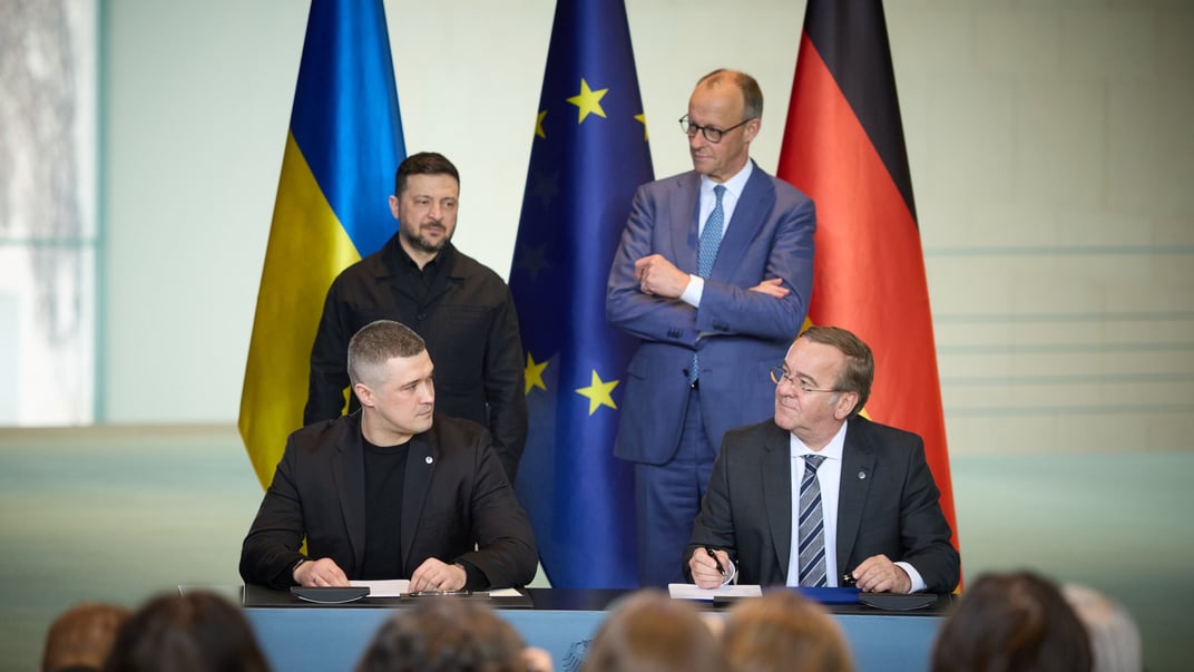 Міністр оборони України Михайло Федоров та міністр оборони Німеччини Борис Пісторіус під час підписання угоди про обмін оборонними даними