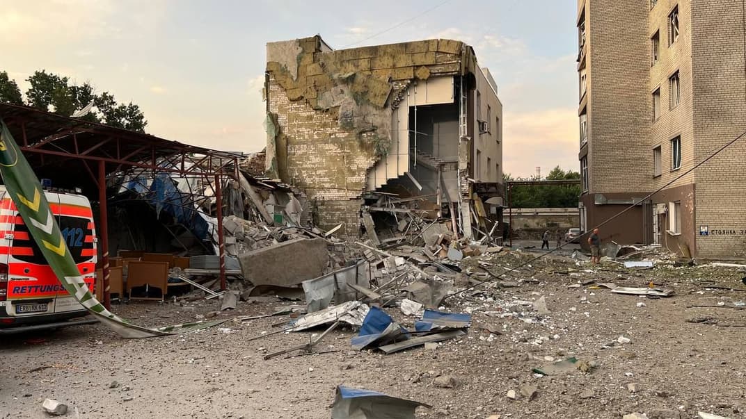 Частково зруйнована будівля травмпункта в Миколаєві, 1 серпня 2022 року