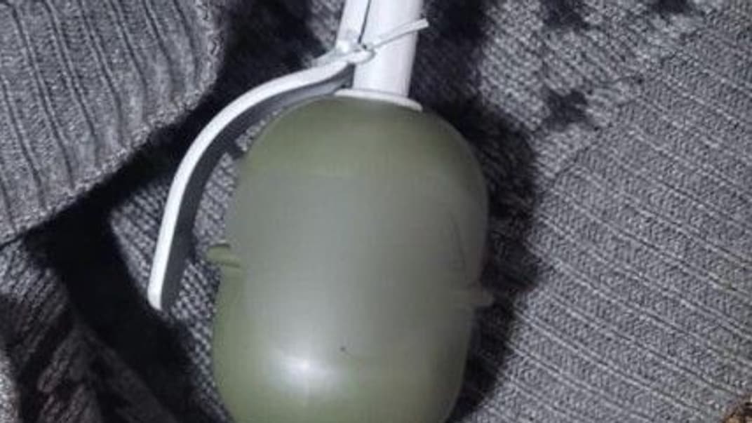 Поліціянти вмовили чоловіка добровільно віддати гранату