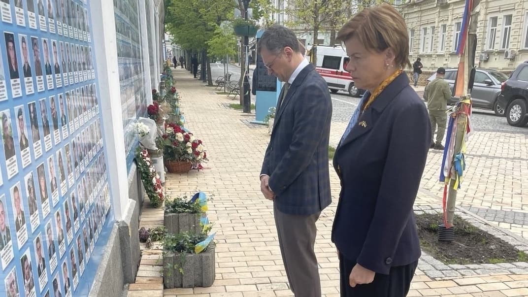 Байба Браже та Дмитро Кулеба біля Стіни пам’яті в Києві, 26 квітня 2024 року