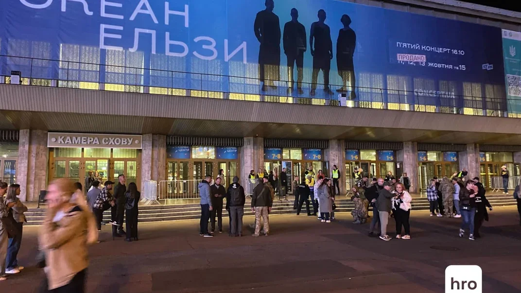 Сотрудники ТЦК возле Дворца спорта в Киеве