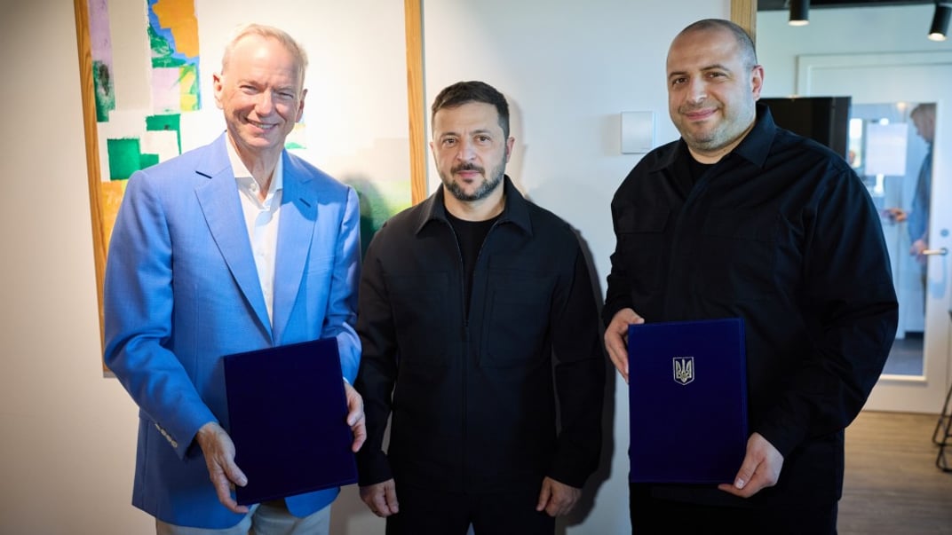 CEO компанії Swift Beat, LLC Ерік Шмідт (ліворуч), президент України Володимир Зеленський (посередині) та міністр оборони України Рустем Умєров (праворуч) у Данії