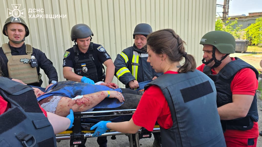 Спасатели оказывают помощь пострадавшему человеку, Харьков, 23 мая 2024 года