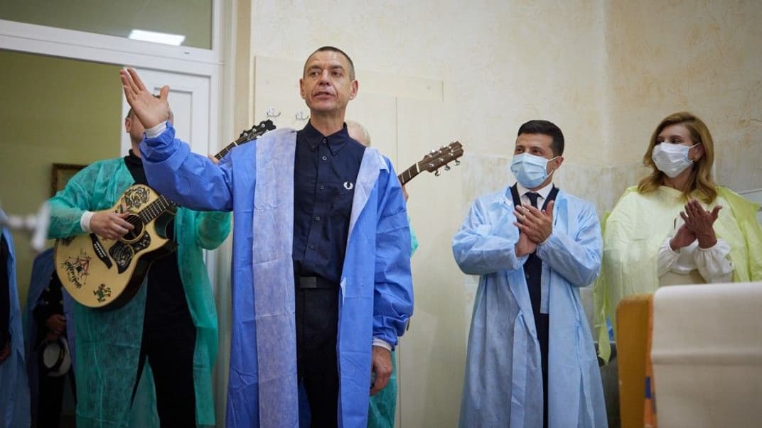 Музыкант Сергей Михалок (в центре), президент Владимир Зеленский (второй справа) и первая леди Елена Зеленская