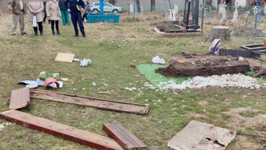 Пошкоджена могила військового на Житомирщині