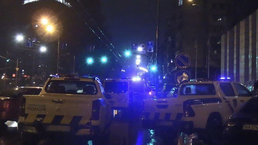 Полицейские возле отеля, где в ночь на 23 ноября произошла стрельба