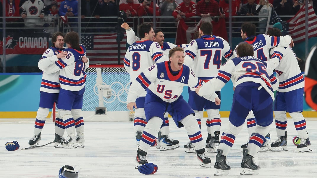 Американські хокеїсти святкують перемогу над Канадою у фіналі змагань на Олімпіаді в Італії