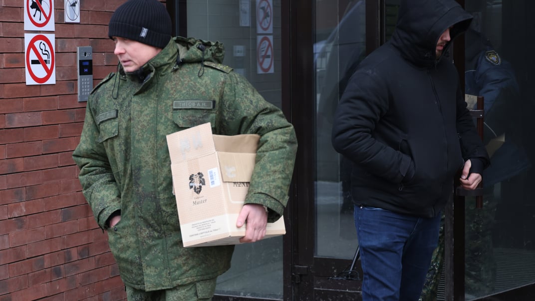 російський слідчий виходить із будинку, у якому стався замаз на генерала ГРУ Володимира Алексєєва