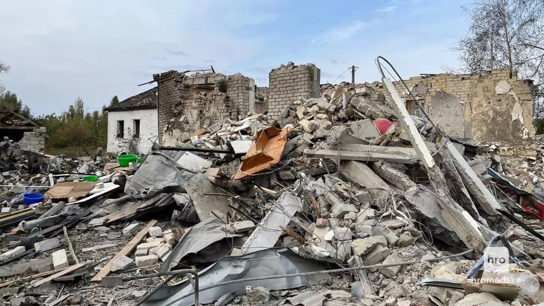 Наслідки російського ракетного обстрілу в селі Гроза під Харковом, 5 жовтня 2023 року