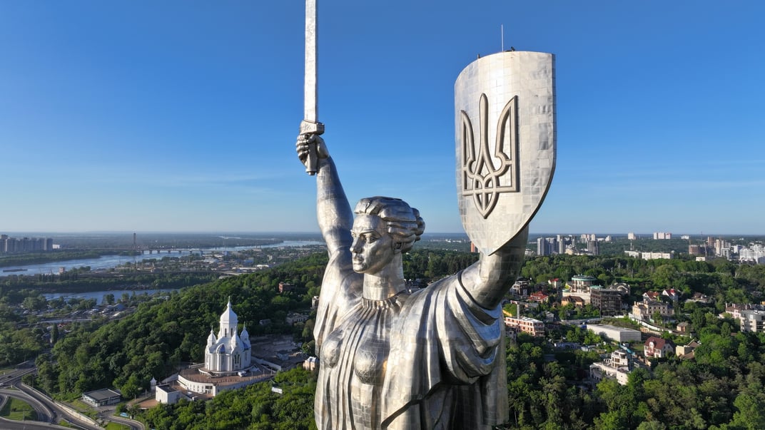 Тризуб на скульптурі «Батьківщини-матері»