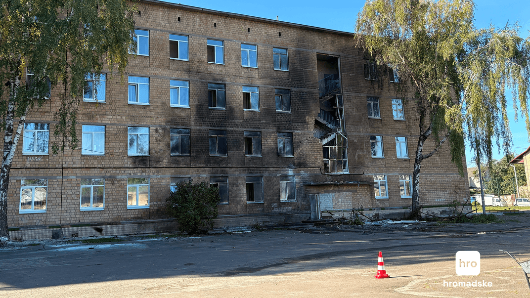 Поврежденная в результате российского удара школа в Соломенском районе Киева, 1 октября 2026 года