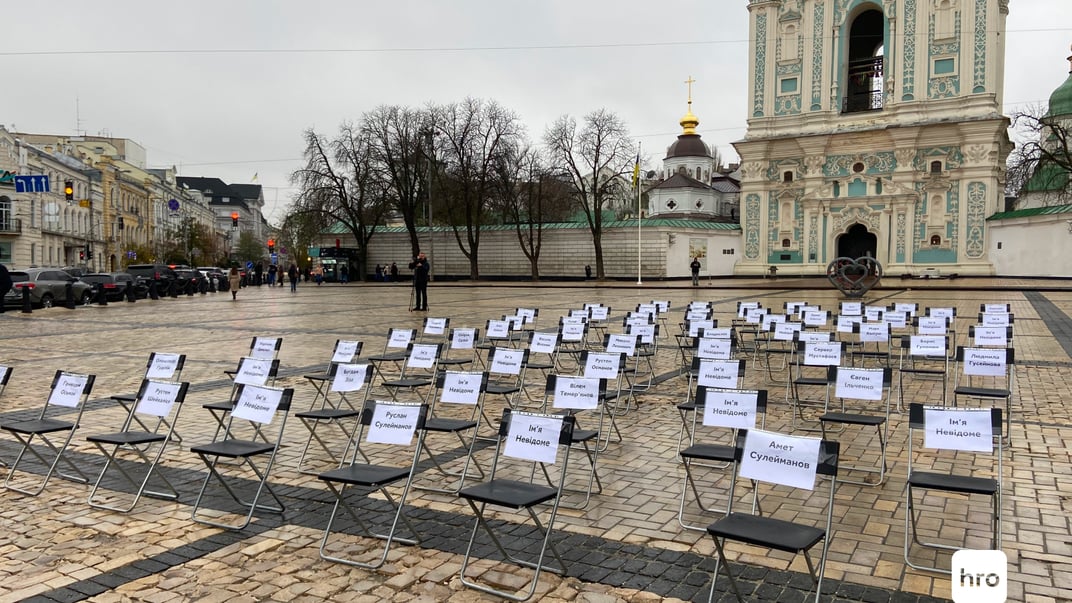 На Софійській площі Києві провели акцію «Порожні стільці», 15 листопада 2024 року