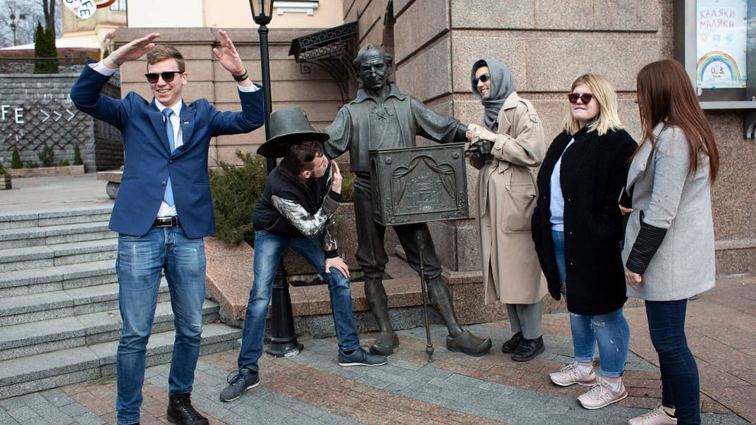 Женя, Олег, Олег, Маґда та Саша біля Київського театру ляльок, Київ, 23 березня 2019 року