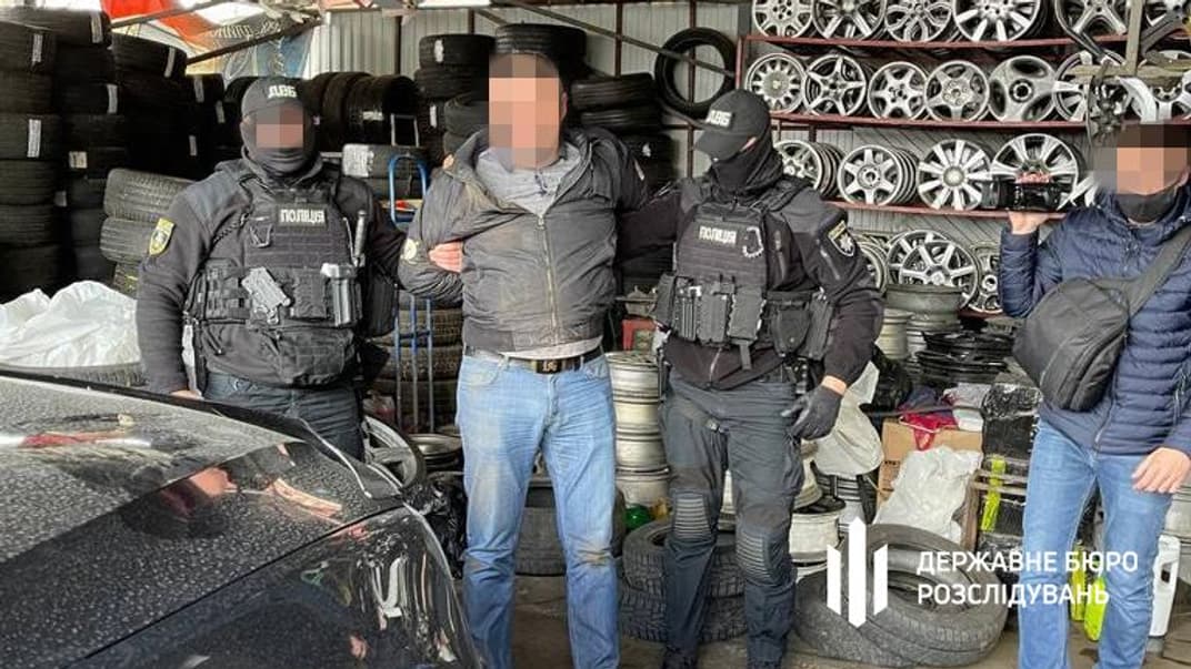 У Києві поліцейський за хабарі «дозволяв» ресторанам працювати під час локдауну — ДБР