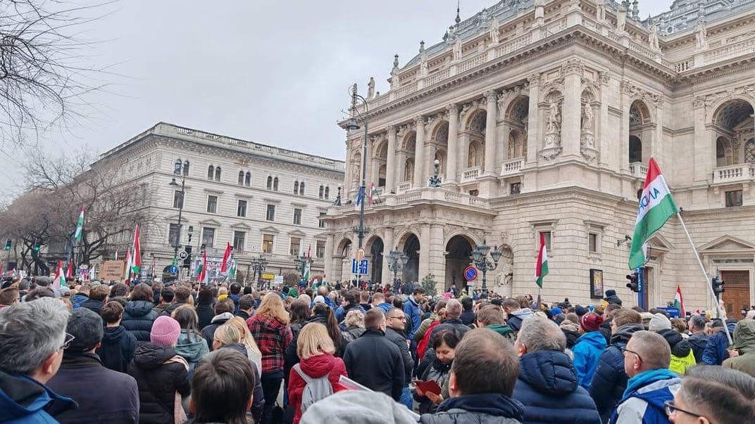 Мітингувальники під час протесту в Будапешті 15 березня 2025 року