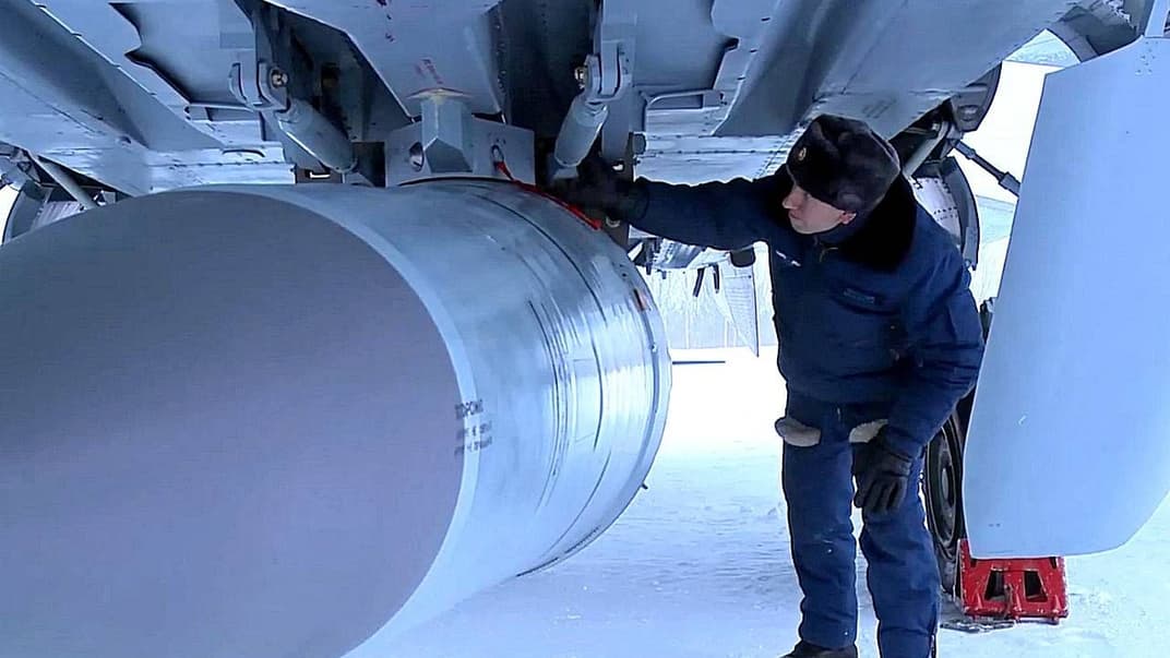 российский военный техник проверяет истребитель МиГ-31К с ракетой «Кинжал», 19 февраля 2022 года