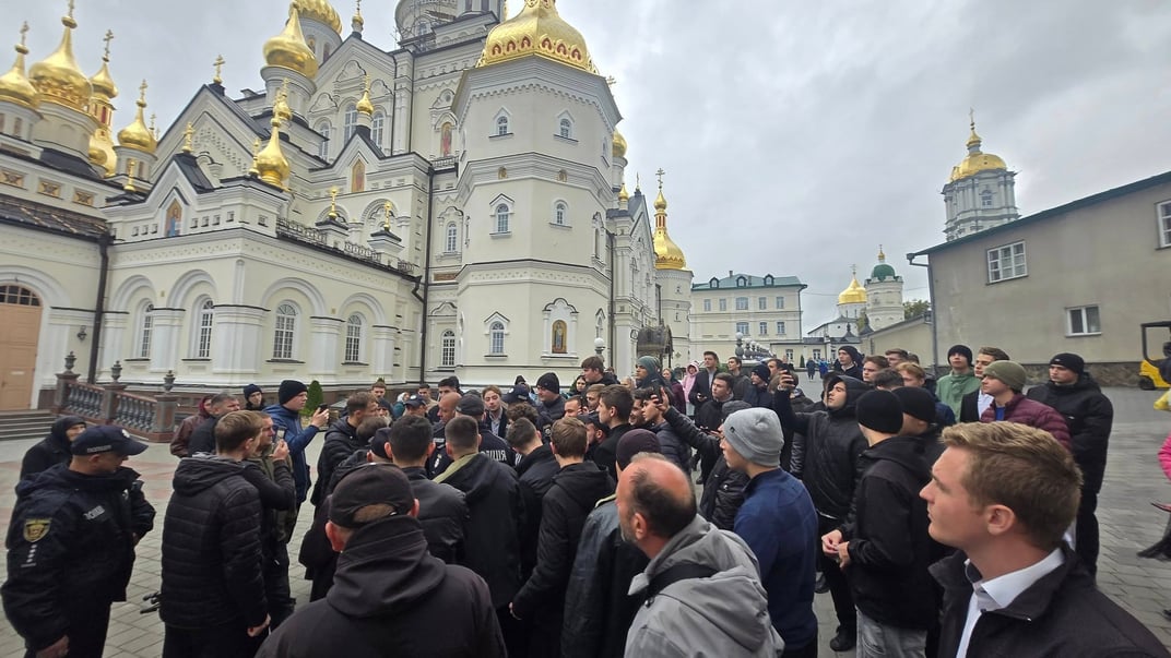 На території Почаївської лаври відбулися сутички між правоохоронцями та вірянами На території Почаївської лаври відбулися сутички між правоохоронцями та вірянами