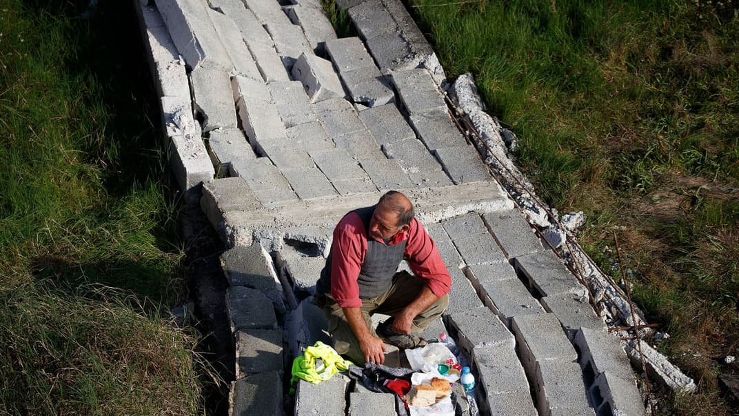 Місцевий чоловік обідає на частині стіни, яка впала після землетрусу, Дуррес, Албанія, 27 листопада 2019 року