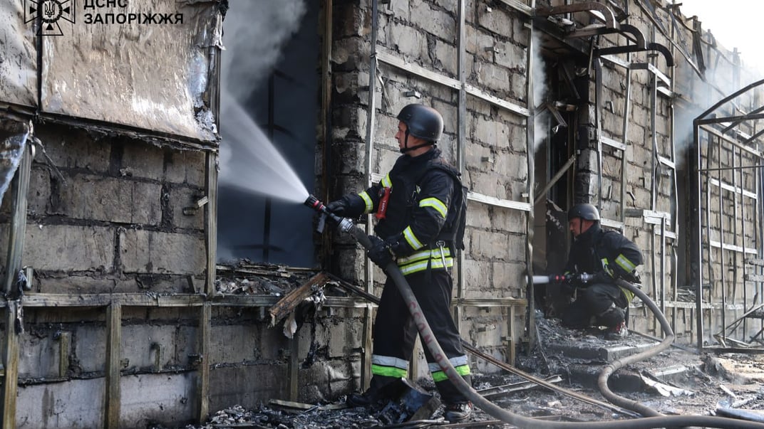 Спасатели ликвидируют последствия российских ударов по Запорожью